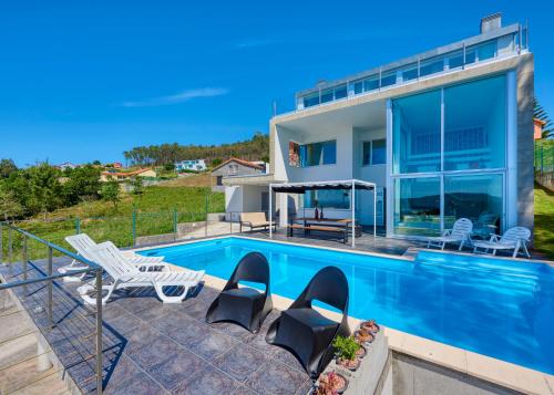 The swimming pool at or close to Villa Pedracuca Nova Costa da Morte