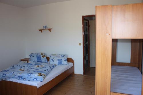 Cama ou camas em um quarto em Penzion Jaroš