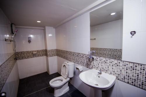 La salle de bains est pourvue de toilettes et d'un lavabo. dans l'établissement Jomtien Beach Hostel & Guesthouse, à Jomtien Beach