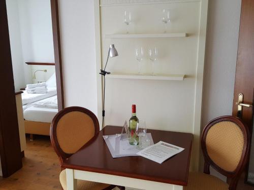 ヴェスターラントにあるSylter-Besserburg-App-8のテーブル(ワイン1本付)、鏡が備わる客室です。