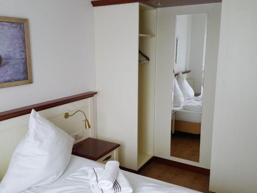 ヴェスターラントにあるSylter-Besserburg-App-8のベッドルーム(白いベッド1台、鏡付)