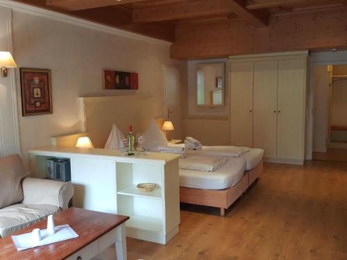 ein Wohnzimmer mit zwei Betten und einer Couch in der Unterkunft Sylter Besserburg App. 2P in Westerland