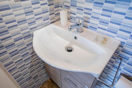 Bilik mandi di Borgo Marino Suite B&B
