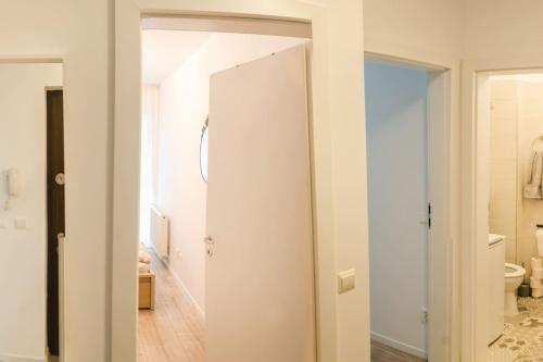 ein Bad mit einer Dusche und einem WC in der Unterkunft Paul's place. New rooftop apartment in Downtown Sibiu in Sibiu