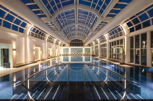 una piscina en un edificio con techo de cristal en Four Seasons Hotel Hampshire en Winchfield