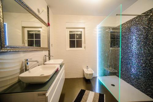 La salle de bains est pourvue d'un lavabo et d'une douche. dans l'établissement Villa Vacanza, à Međugorje