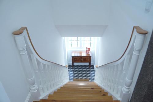 豐沙爾的住宿－Heritage Apartments，楼梯通往带桌子的房间