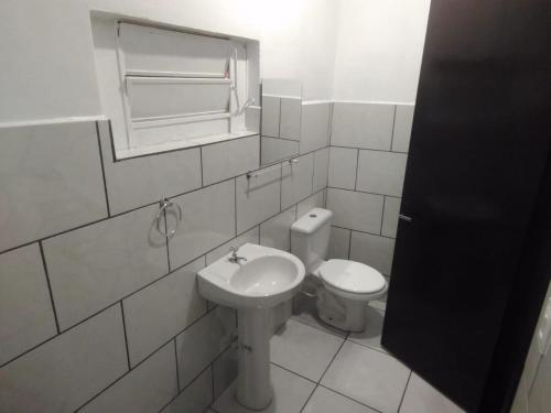uma casa de banho branca com um WC e um lavatório em HOTEL REAL em Marechal Cândido Rondon