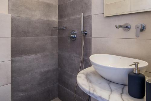 Un baño de Orpheas Rooms