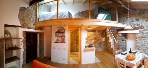 Großes Zimmer mit einer Steinmauer und einer runden Decke in der Unterkunft Casa delle Stelle in Castelmezzano