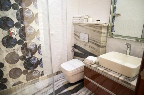 Ванная комната в SM Palace (Near Apollo Hospital)
