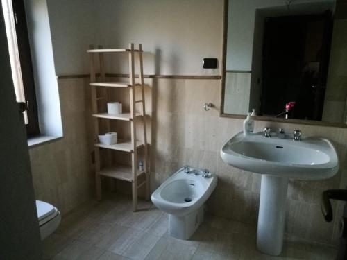 A bathroom at La Rocchetta