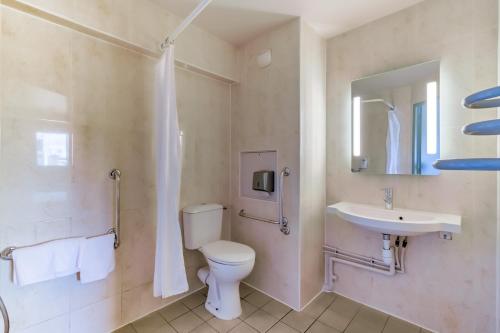 La salle de bains est pourvue de toilettes et d'un lavabo. dans l'établissement B&B HOTEL Marseille La Valentine, à Marseille