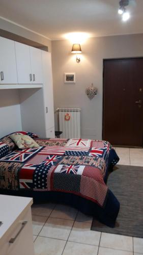 ein Schlafzimmer mit einem Bett mit einer Decke darauf in der Unterkunft Alloggio Turistico "FRANCESCA" in Viterbo