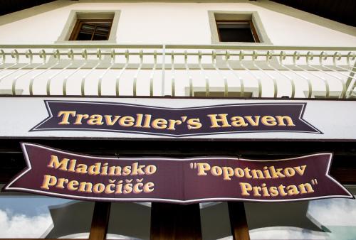 zwei Schilder an der Seite eines Gebäudes in der Unterkunft Travellers' Haven in Bled