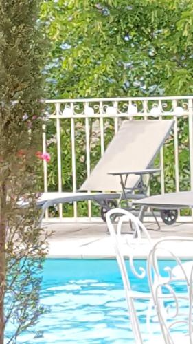 a white chair next to a swimming pool at La Belle Vie B&B in Montréal
