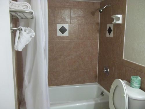 Ett badrum på Scottish Inns Galveston