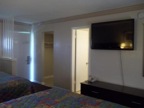 Televisyen dan/atau pusat hiburan di Scottish Inns Galveston