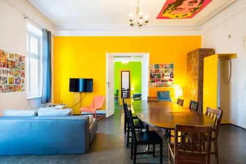 une salle à manger avec un canapé bleu et une table dans l'établissement Pokoje Bagatela Stare Miasto, à Cracovie
