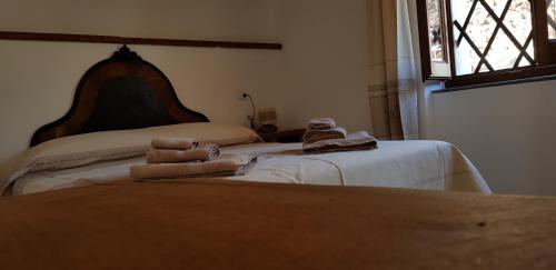 a bedroom with a bed with towels on it at S'Ommu Ezza in Narbolia