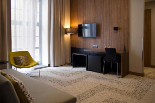 TV a/nebo společenská místnost v ubytování IBB Hotel Gdańsk