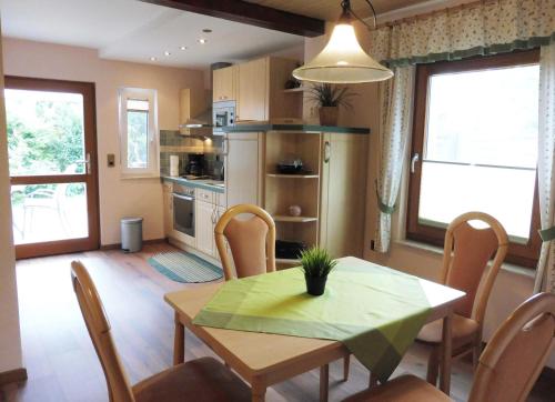a kitchen and dining room with a table and chairs at Ferienwohnung Knurrhahn in Ostseebad Karlshagen