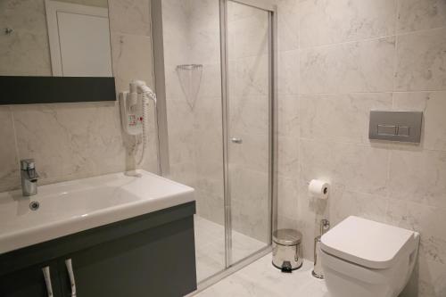 The Roomy Hotel Şişli في إسطنبول: حمام مع دش ومرحاض ومغسلة