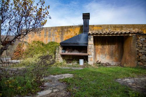 an old brick building with a stove in a yard at CASA BERNAT in Aren