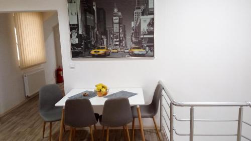 comedor con mesa blanca y sillas en Apartments&Rooms Mido, en Visoko