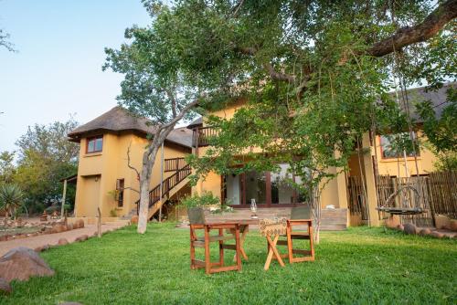 a table and chairs in the yard of a house at Parsons House in Hoedspruit