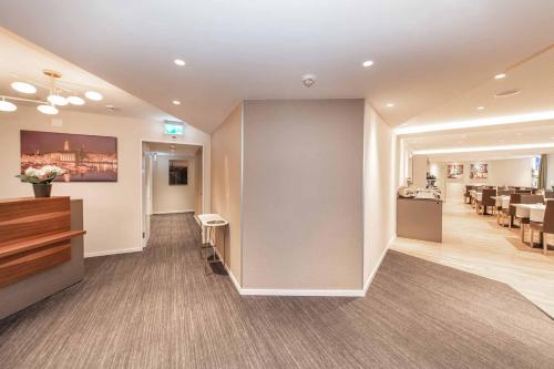 a waiting room with a waiting roomasteryasteryasteryasteryasteryasteryasteryasteryastery at Sorell Hotel Rex in Zürich