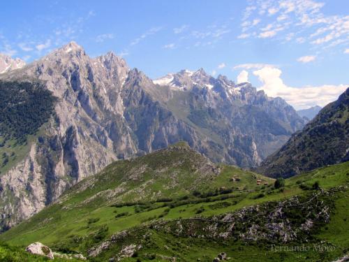 a view of a mountain range with green grass at Hotel Cerro La Nina in Beceña