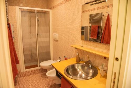 a bathroom with a sink and a toilet at Casa del Grillo in Molfetta