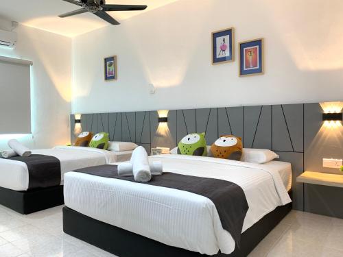 En eller flere senge i et værelse på Langkawi Cozy Holiday Home at Bukit Indah by Zervin