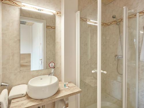 un baño con lavabo y ducha en Hostal Nobadis, en Cervera