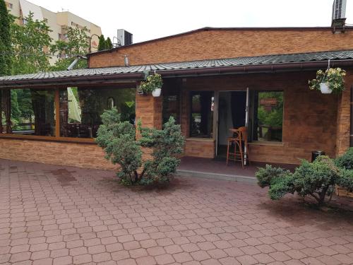 una casa de ladrillo con porche y patio en Kamionki, en Sosnowiec