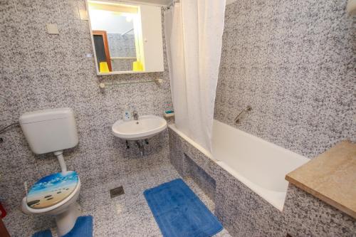 y baño con lavabo, aseo y bañera. en Apartment Anna 2021 en Poreč