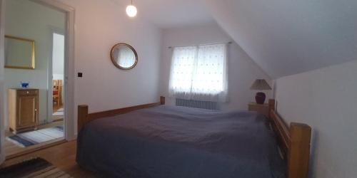 Schlafzimmer mit einem Bett und einem Fenster in der Unterkunft My Bureau Apartment in Korsør