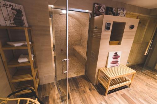 La salle de bains est pourvue d'une douche avec un banc et un tabouret. dans l'établissement Appartement Du Lac, à Hossegor