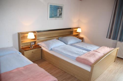Llit o llits en una habitació de Hotel Wahlmüller