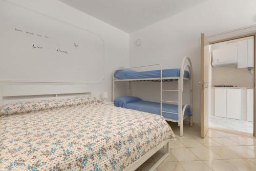 una camera con un letto e un letto a castello di Villetta Playa De Mar a San Pietro in Bevagna