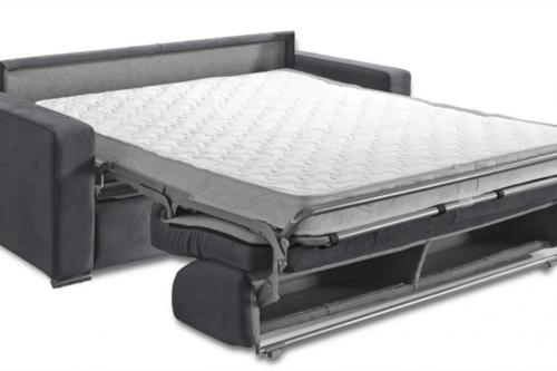 - un cadre de lit avec un matelas en dessus dans l'établissement Studio Appartement Cannes Centre - 5 min à pied du Palais des Festivals et Congrès, à Cannes