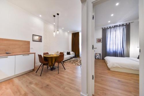 Posteľ alebo postele v izbe v ubytovaní Center Simeon apartment