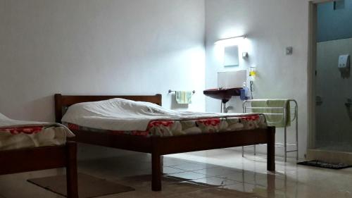 ein Krankenhauszimmer mit einem Bett in einem Zimmer in der Unterkunft relic room-Eps Comfortable for Anyone in Malang