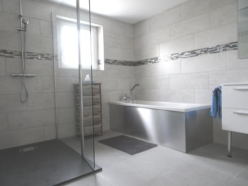 a bathroom with a tub and a shower and a sink at Gîte Parislande proche de Disneyland réservé exclusivement aux familles avec enfants in Saint-Germain-sur-Morin