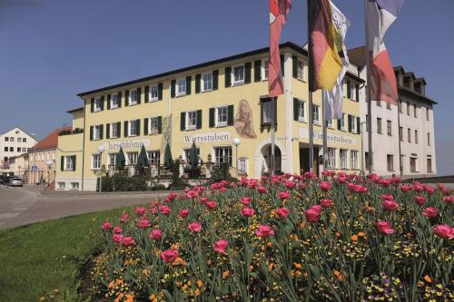 un grande edificio con fiori di fronte di Romantik Hotel Hirschen a Parsberg