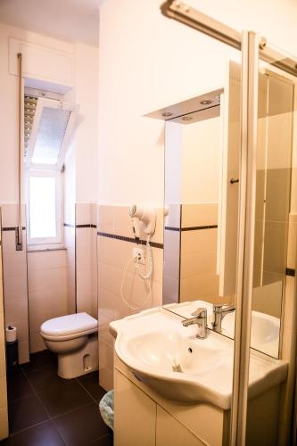 Un baño de Hotel West End