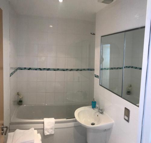 La salle de bains est pourvue d'un lavabo, d'une baignoire et de toilettes. dans l'établissement Cranbrook House Apartments - Near Ice Arena, à Nottingham