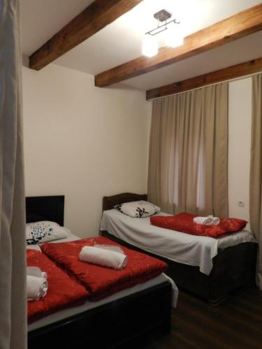 1 dormitorio con 2 camas con sábanas rojas en Two room - Apartment Mtatsminda, en Tiflis