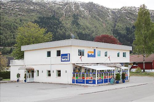 Nespecifikovaný výhled na hory nebo výhled na hory při pohledu z hotelu